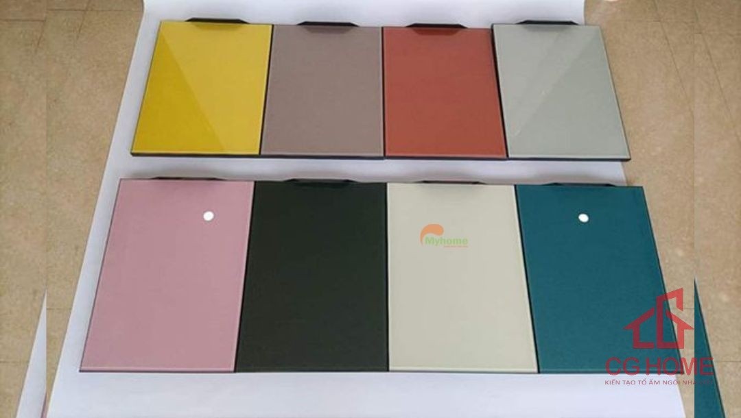 Cánh kính tủ bếp kính cường lực 5mm sơn 2K. Khung nhôm chắc chắn bo viền xung quanh.